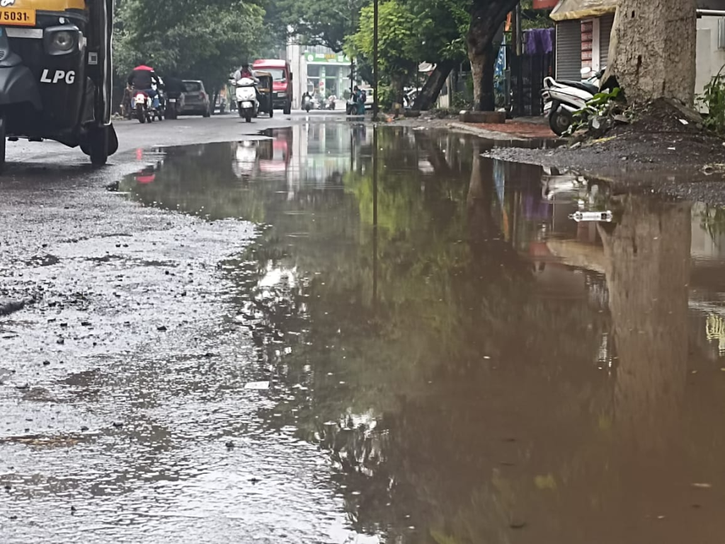 महासत्ता चौकाजवळ पाण्याचा साठा आणि अपघातांचा सिलसिला: प्रशासनाच्या बेजबाबदारपणावर जनता आक्रमक