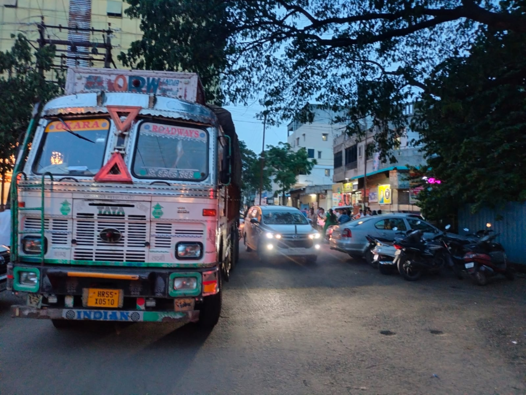 इचलकरंजी धान्यओळ परिसरातील ट्रॅफिक जाम समस्या गंभीर प्रशासनाच्या त्वरित कार्यवाहीची मागणी