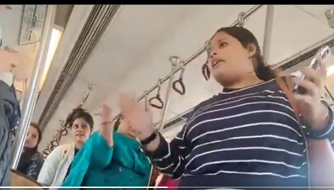 वजन आणि वयाचा मुद्दा भिडला; तरुणी आणि महिलेत मेट्रोत जोरदार भांडण, Video Viral