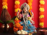 शुक्रवारच्या दिवशी देवी लक्ष्मीचे ‘हे’ उपाय करा; आर्थिक संकटातून लगेच होईल सुटका