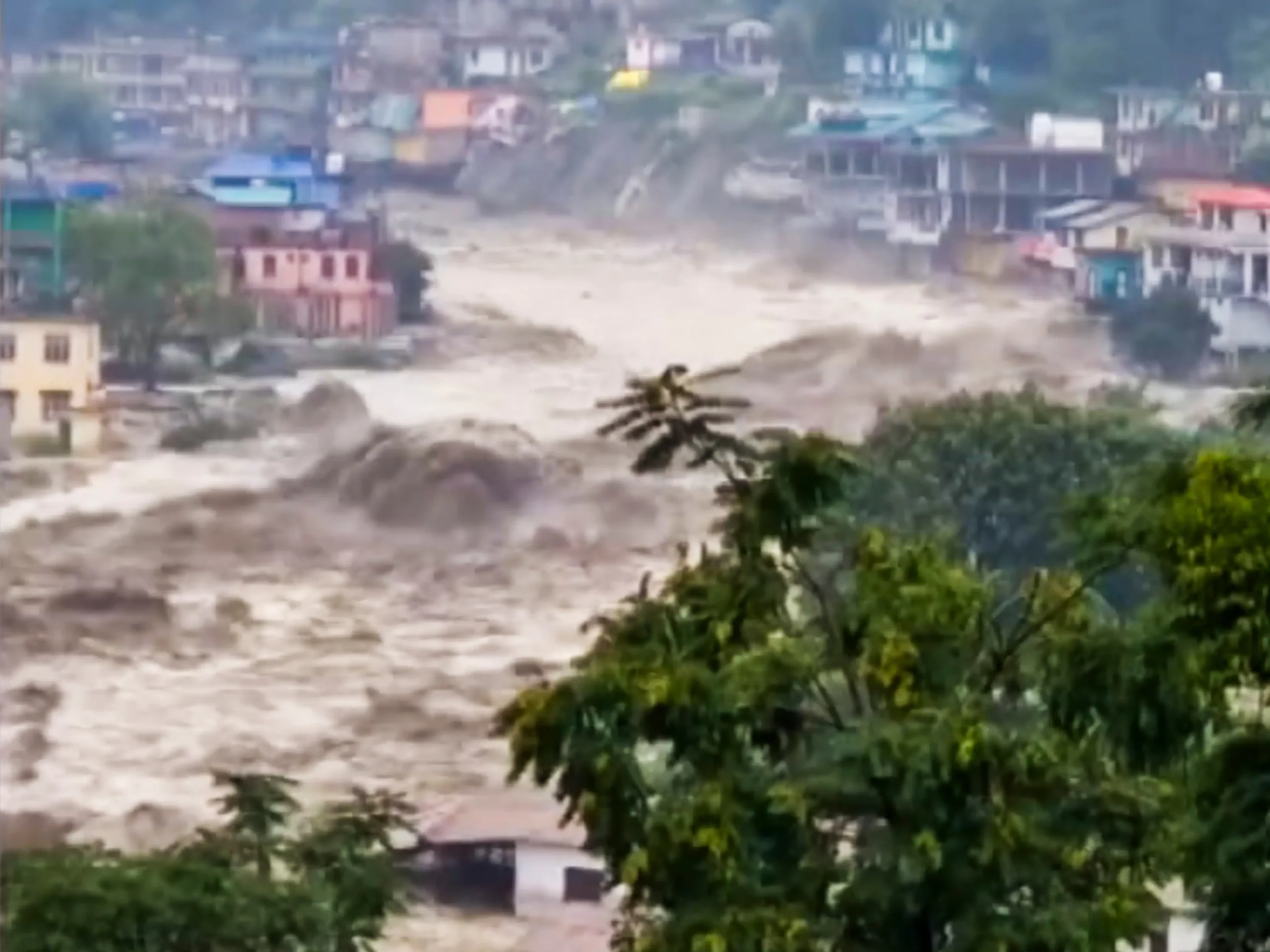 हिमाचल प्रदेशात ढगफुटी; पूल वाहून गेल्याने ४१३ यात्रेकरूंची ‘झिपलाइन’द्वारे सुटका, पुरात आणखी कितीजण अडकले?