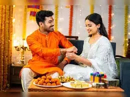 बहीण म्हणजे दुसरी आई, जगावेगळी माझी ताई…! रक्षाबंधननिमित्त लाडक्या प्रियजनांना पाठवा ‘हे’ सुंदर शुभेच्छा संदेश