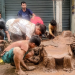 शाळेला लागली दिवाळीची सुट्टी – लहान मुलांची किल्ले बनवण्याची लगबग सुरू!