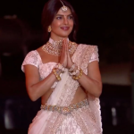 प्रियांकाची पांढऱ्या लेहेंग्यातील स्टायलिश एन्ट्री व्हायरल, हात जोडून केले ‘नमस्ते’