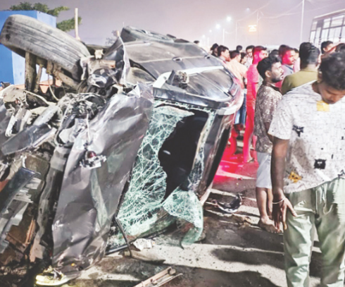 शिंदे गटातील उमेदवाराच्या कारचा भीषण अपघात; ‘इतक्या’ जणांचा मृत्यू