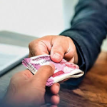 हुपरी पोलिस स्टेशनच्या कर्मचाऱ्यासह पंटर ७० हजार रुपयांची लाच घेताना जाळ्यात