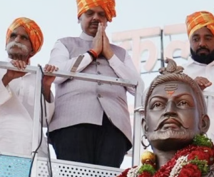 पुतळे नाहीत, प्रेरणास्थळे; भिडे गुरुजी तरुणांमध्ये छत्रपतींचा इतिहास जागवतायत : मुख्यमंत्री फडणवीस