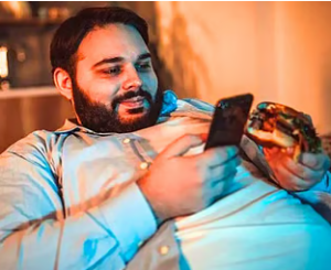 जेवताना रिल्स बघणं पडेल महागात, आत्ताच सोडा ही सवय