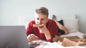 पलंगावर बसून जेवण्याची सवय का आहे चुकीची?