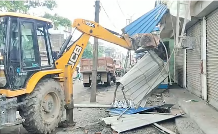  थेट खासदाराच्या कार्यालयावरच बुलडोझर कारवाई पाच मजली ऑफिस केलं जमीनदोस्त, काय आहे प्रकरण?