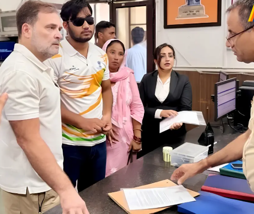 राहुल गांधींचा पोलिसांवर गंभीर आरोप थेट पोलीस स्टेशनबाहेरच मांडला ठिय्या?