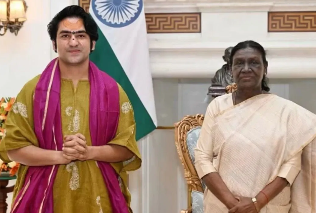 राष्ट्रपती द्रौपदी मुर्मू यांच्या भेटीला धीरेंद्र शास्त्री, फोटो व्हायरल, राऊतांची थेट पोस्ट?