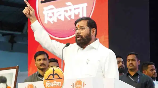 एकनाथ शिंदे त्यांचा मोबाइल ब्रिटिश एअरवेजच्या विमानातच विसरलेले, पोलिसांची एकच पळापळ?